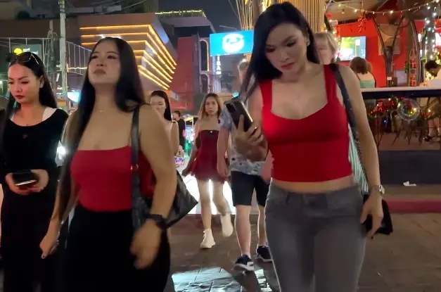 上海枫泾古镇：一口丁蹄黄酒，醉倒千年时光 🍷